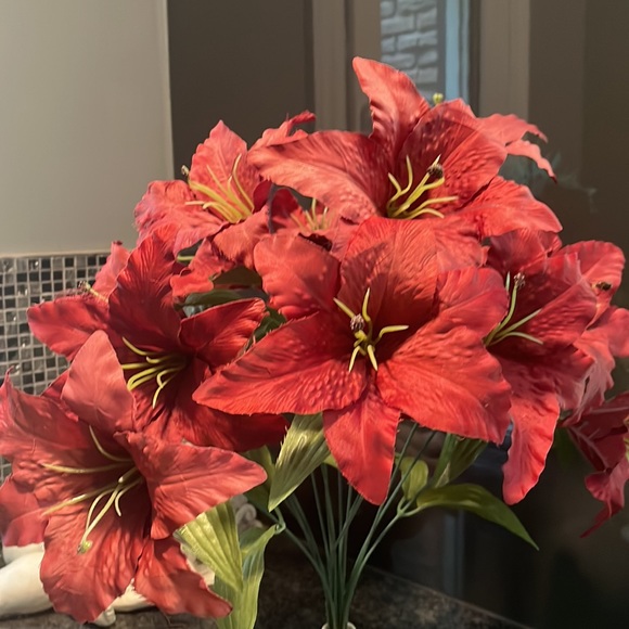 Faux lily flowers(10 branches) for floral arrangement. - Picture 2 of 3